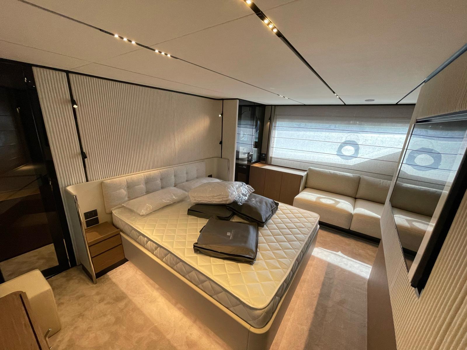 2021 FERRETTI YACHTS 720 